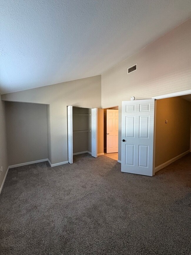 Building Photo - Newly Renovated 2 Bed / 1.5 Bath Townhome near Beaches!