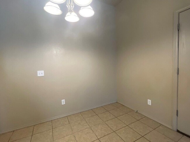 Building Photo - 3631 Vanguard Dr