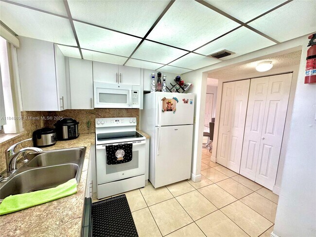 Building Photo - 9357 Fontainebleau Blvd