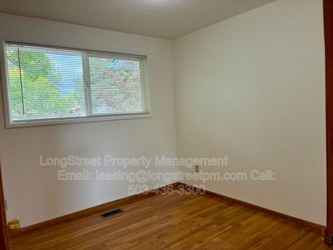 Building Photo - 310 NE Cambridge Cir