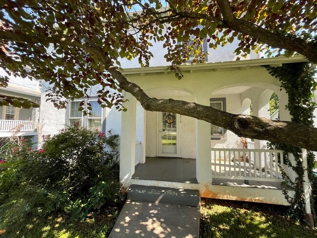Building Photo - Charming House on Fontaine Ave