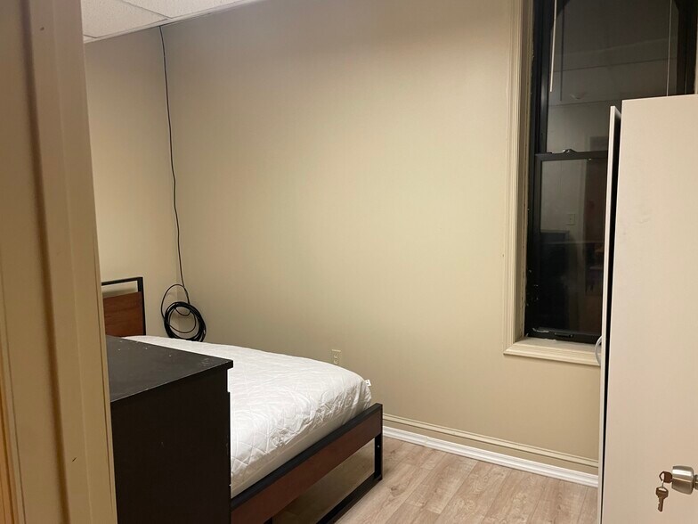 Building Photo - 105 W Main St