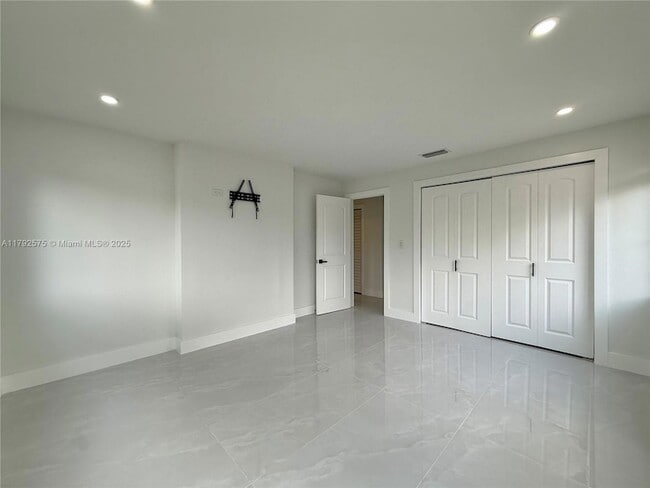 Building Photo - 927 SW 18th Ave