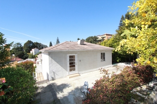 Building Photo - 4 Bedroom Mid-Century Oakmore Property With View of Bay