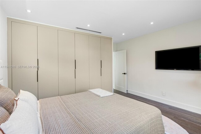 Building Photo - 7810 Hawthorne Ave