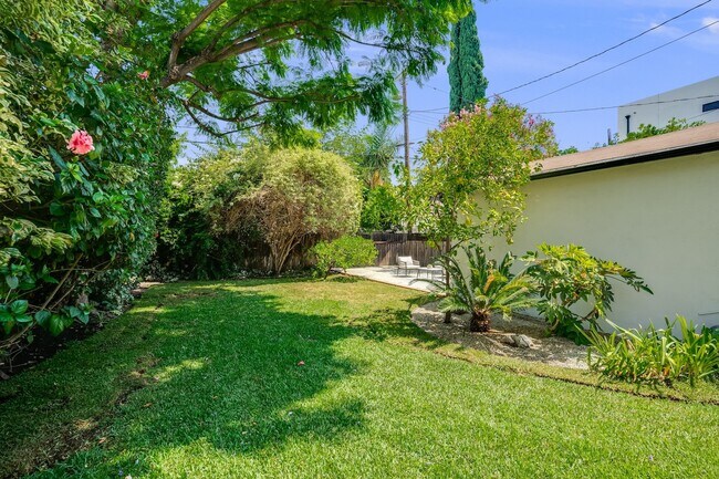 Building Photo - 4444 Cedros Ave