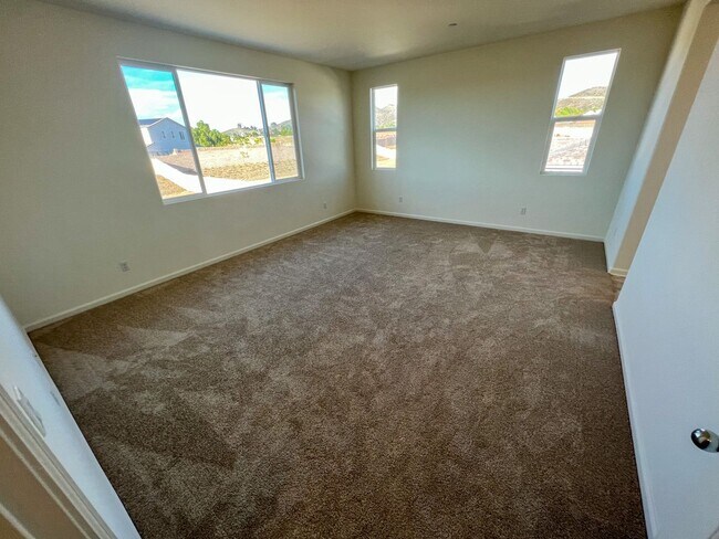 Building Photo - 5 Bedroom home with FULL MOTHER IN LAW SUI...