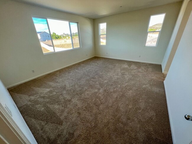 Building Photo - 5 Bedroom home with FULL MOTHER IN LAW SUITE and MASSIVE backyard