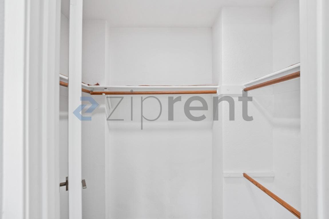 Building Photo - Unit