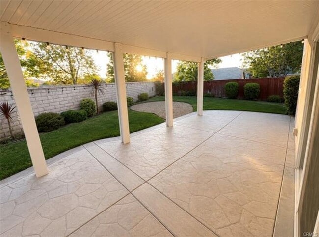 Building Photo - Spacious Single Story Home