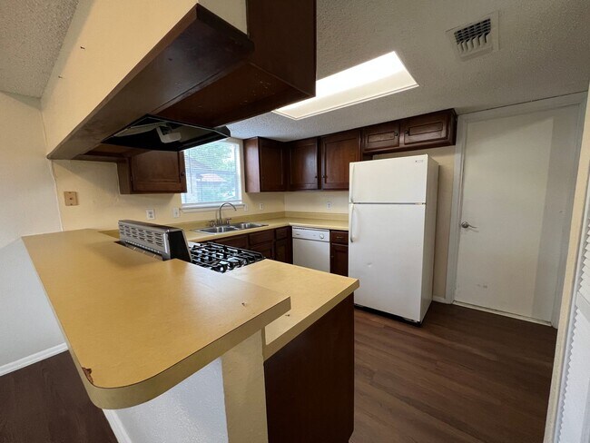 Building Photo - LOVELY 3 BEDROOM 2 BATH HOME IN NORTH EAST...