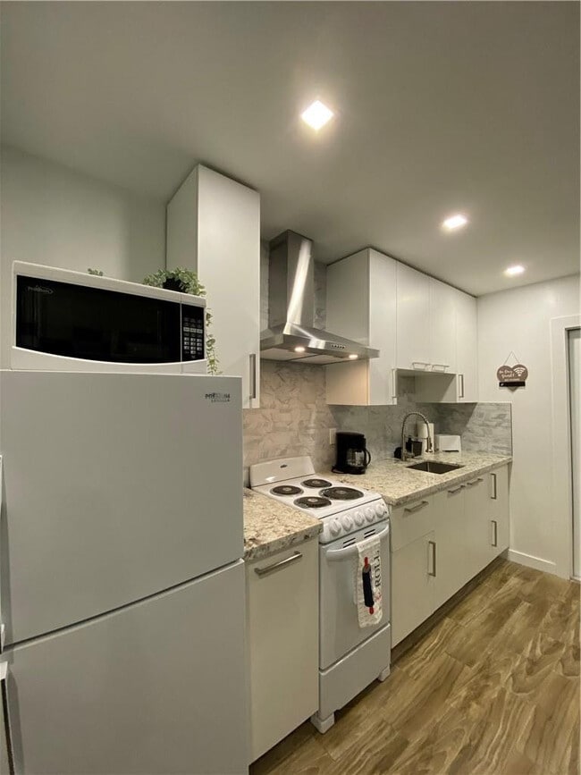 Building Photo - 902 NE 38th St