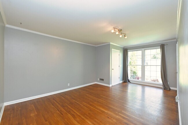 Building Photo - **ONE-SIDE-OF-A-DUPLEX HOME MINUTES FROM NASHVILLE WEST AND DOWNTOWN WITH A GORGEOUS LARGE YARD**