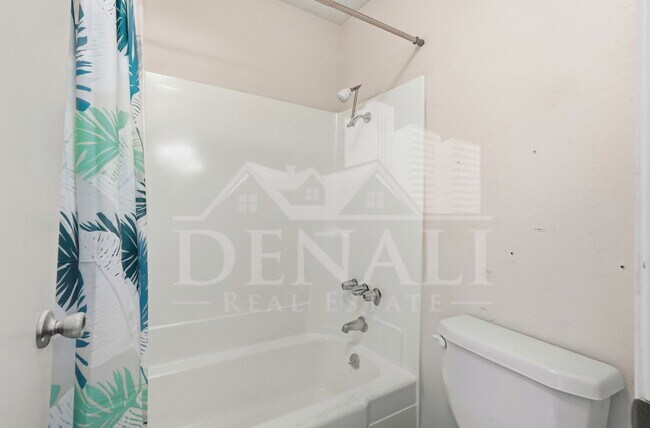 Building Photo - 808 S Langley Ave