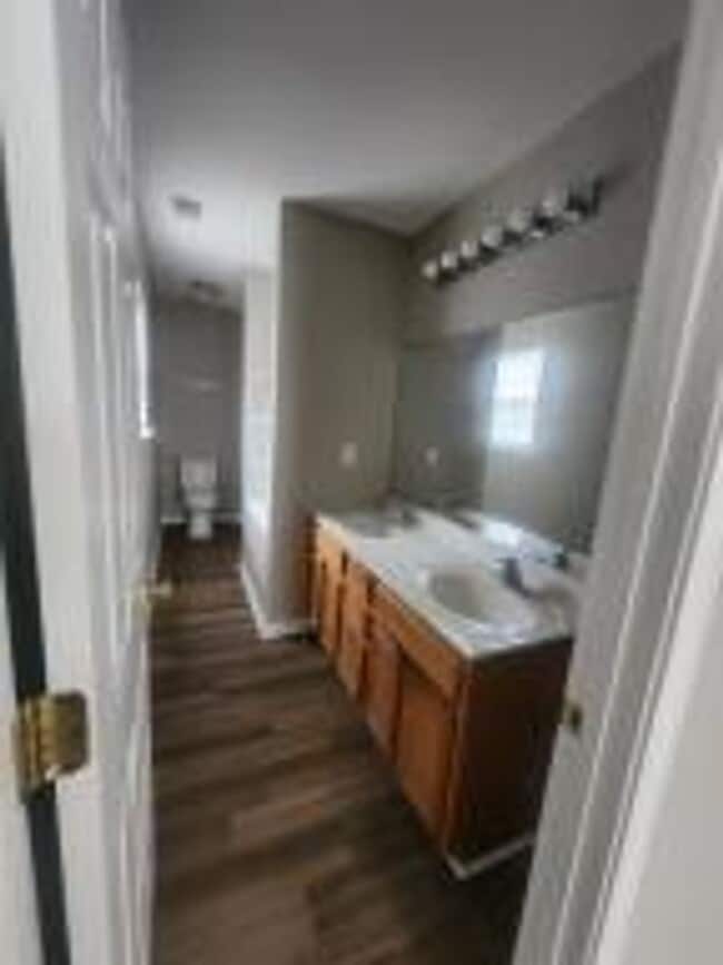 Building Photo - Spacious 3 Bedroom Townhome near Appian Way