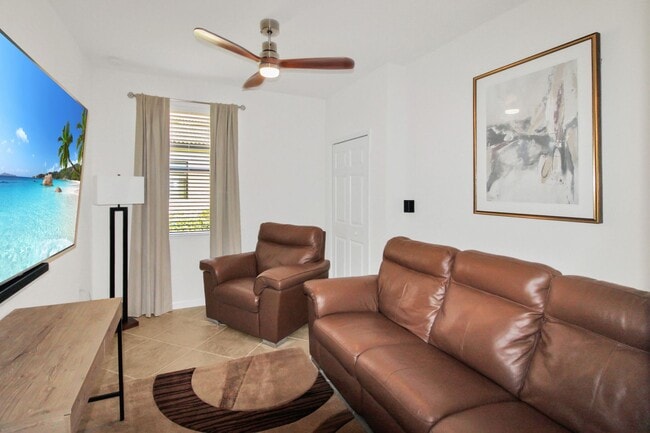 Building Photo - 10792 Tarflower Dr