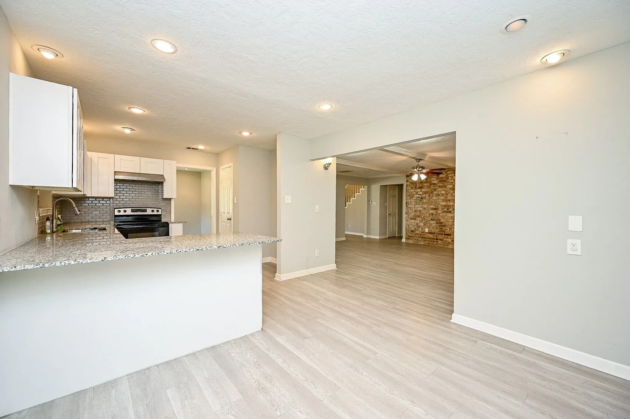 Kitchen - 602 Mobile Ct