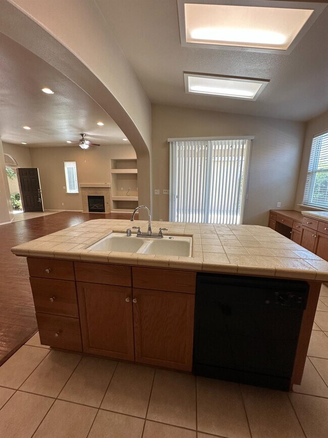 Building Photo - 5541 N Plum Ln