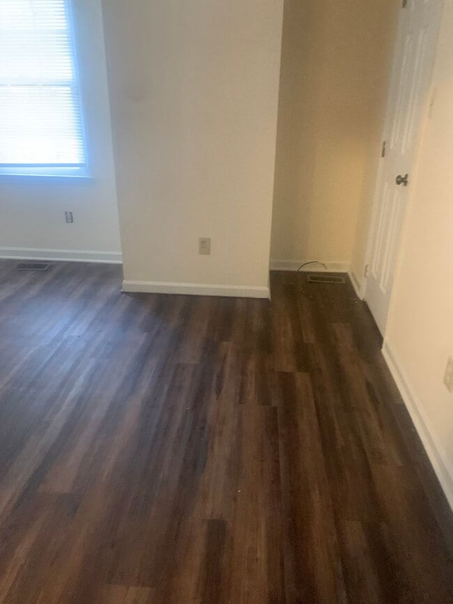 Building Photo - 2 brm 2 bath Duplex, washer/dryer hook up, NEW COUNTERTOPS.  Pets negotiable