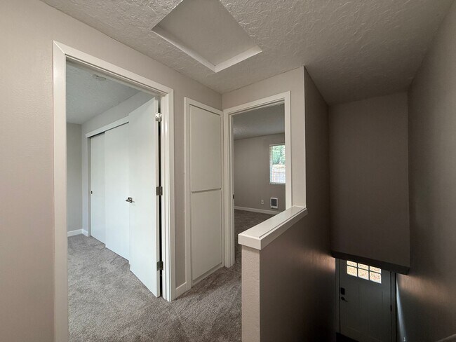 Building Photo - 5117 SW 62nd Ave