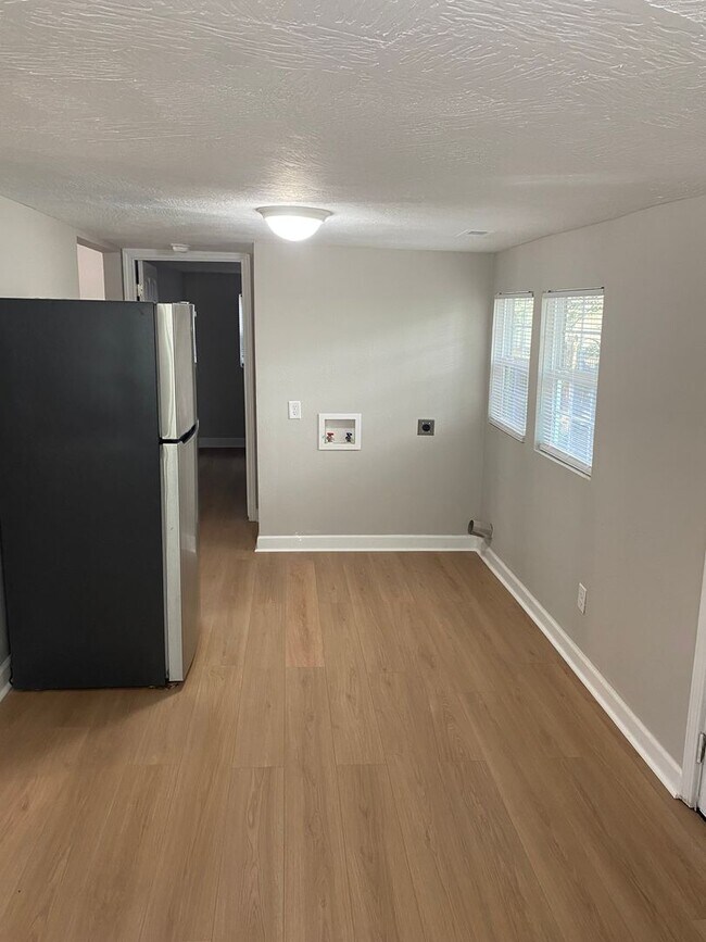 Building Photo - Fully Remodeled 2-Bedroom Home Near Grant ...