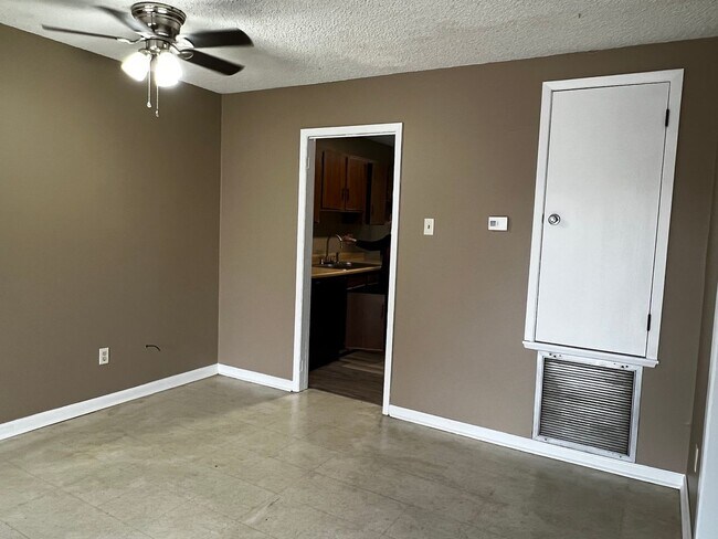 Building Photo - 405 Knollwood Cir