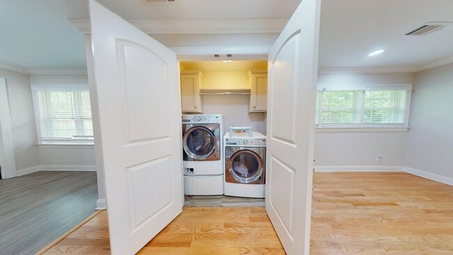 Building Photo - Totally Updated Home on Oak Bowery