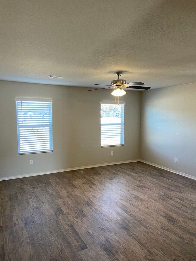 Building Photo - Pre-Leasing Now | Open-Concept 3-Bedroom Home in Fairview Haven