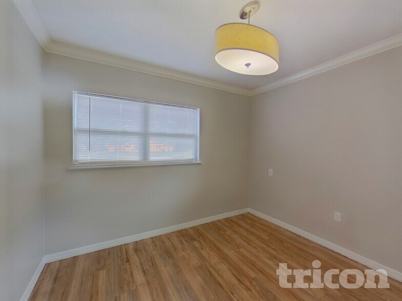 Building Photo - 2406 Decottes Ave