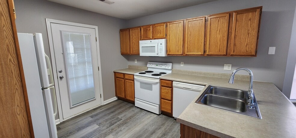 Building Photo - 821 Plantation Dr