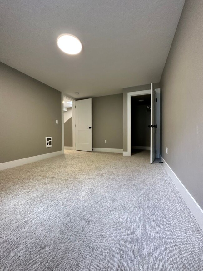 Building Photo - Gorgeous PET FRIENDLY fully remodeled house