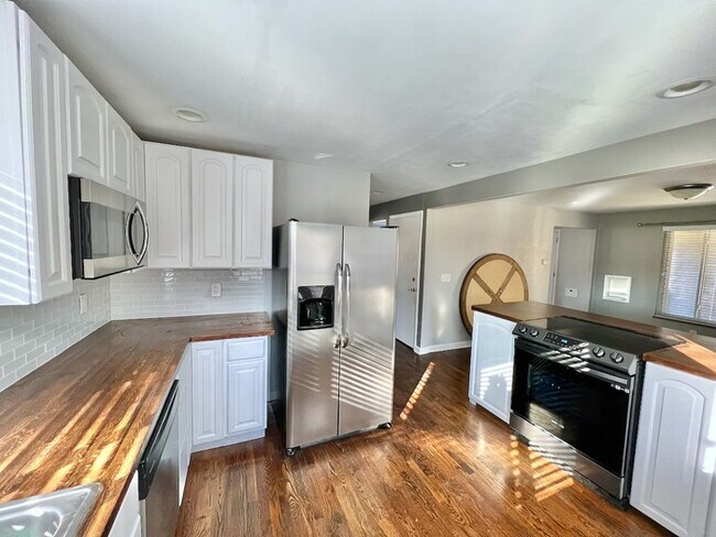 Building Photo - Immaculate large Kennedy Heights Home!