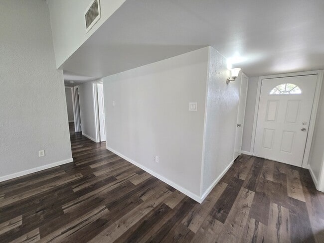 Building Photo - 433 Clearfield Dr