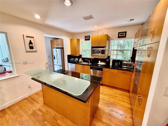 Building Photo - 544 San Lorenzo Ave