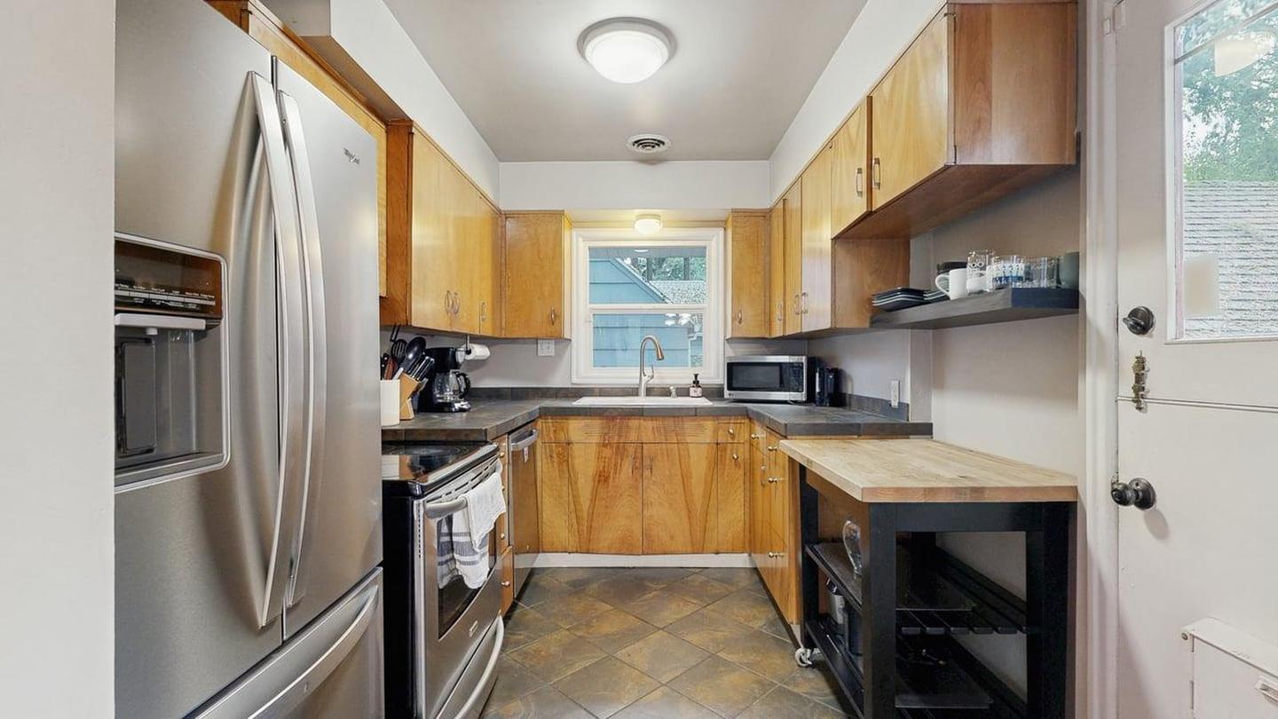 Building Photo - Cozy home with fenced yard and hot tub in NE Portland