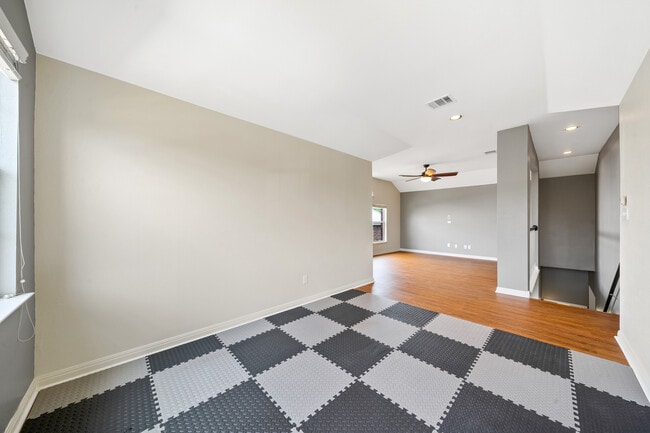 Building Photo - Spacious 4-Bed Luxury Home with Chef’s Kitchen, Fenced Yard, and 3,528 sq ft in Helotes
