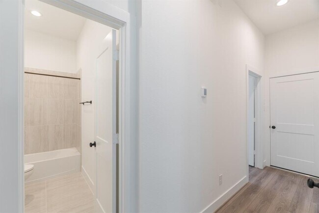 Building Photo - 10726 Pine Pink
