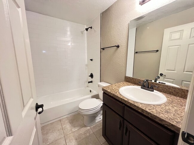 Building Photo - WONDERFUL 3 Bedroom, 2 Bathroom Home in Oc...