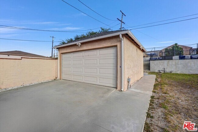 Building Photo - 1920 Van Wick St