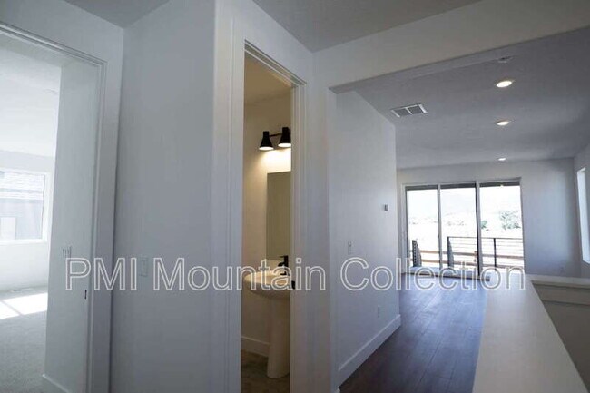 Building Photo - 459 Rimrock Ln