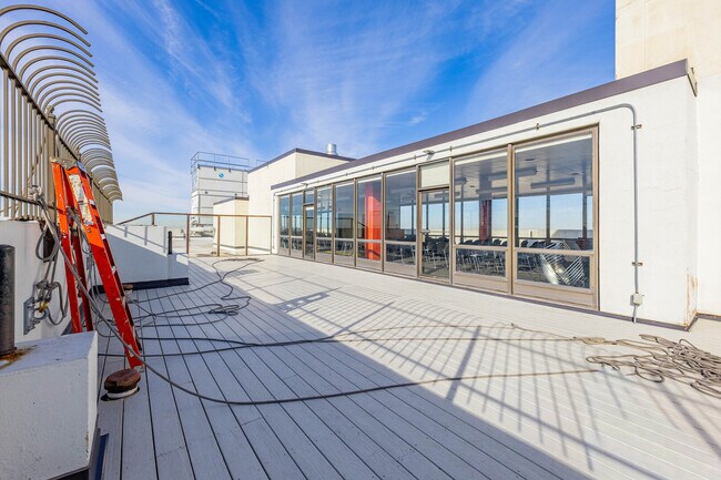 Building Photo - 5455 N Sheridan Rd