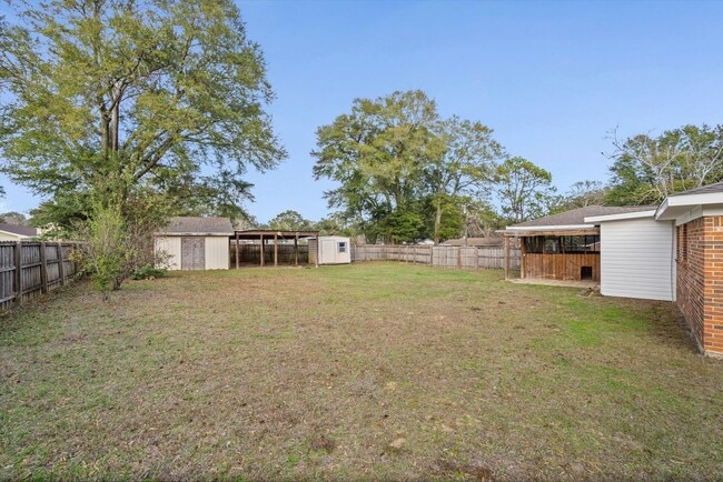 Building Photo - JUST LISTED!