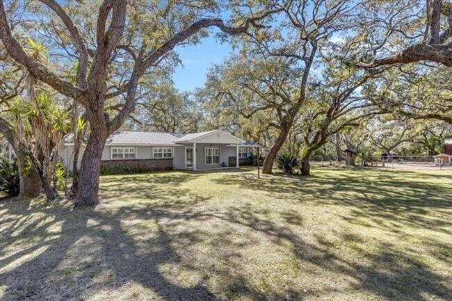 Building Photo - Coastal 3 Bedroom Home Available Now!