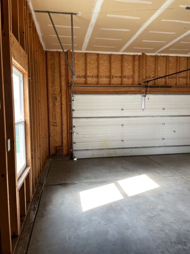 Building Photo - 4 Bed 2.5 Bath Home in Windsor