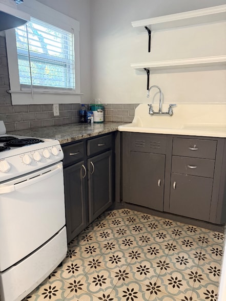 Building Photo - 1606 Hough St