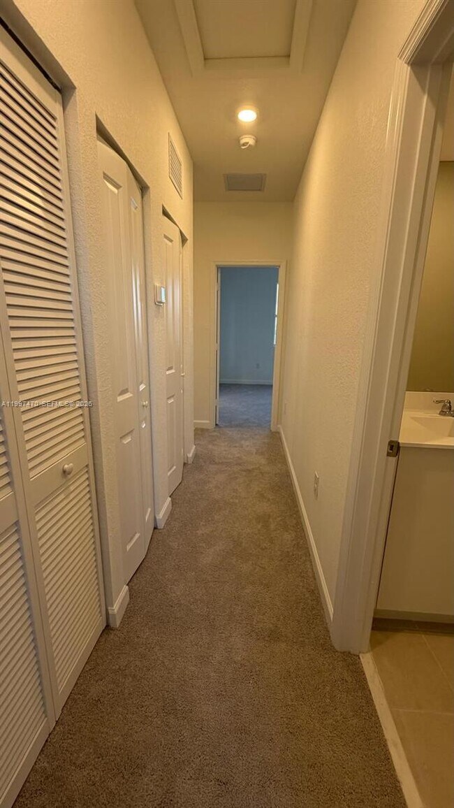 Building Photo - 1077 SE 2nd St