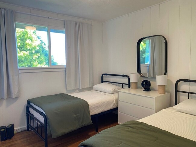Building Photo - Kaumana Terrace! Furnished With Ocean Views!