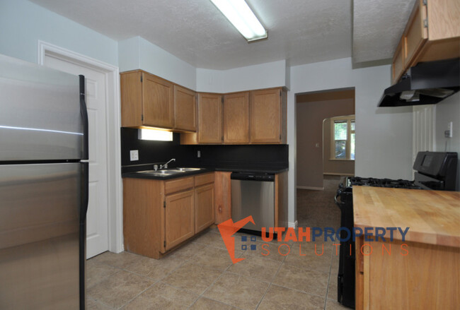 Building Photo - 559 E 800 S