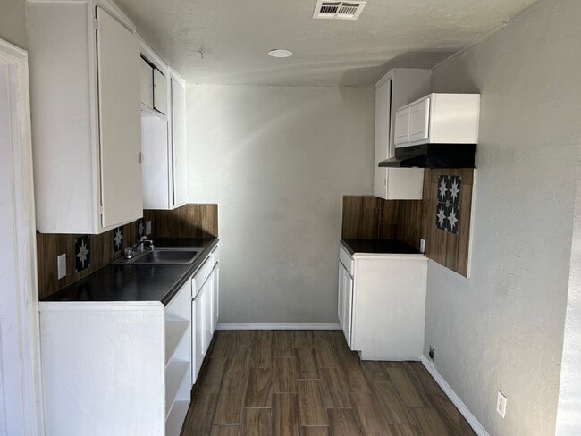 Building Photo - Great location!