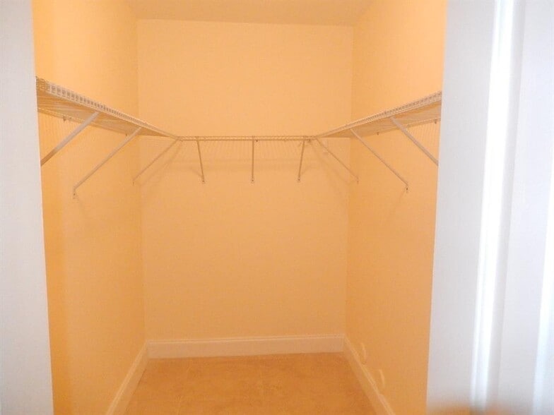 Building Photo - 3017 N Oakland Forest Dr